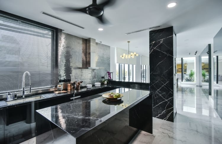 cozinha de luxo com mármore preto