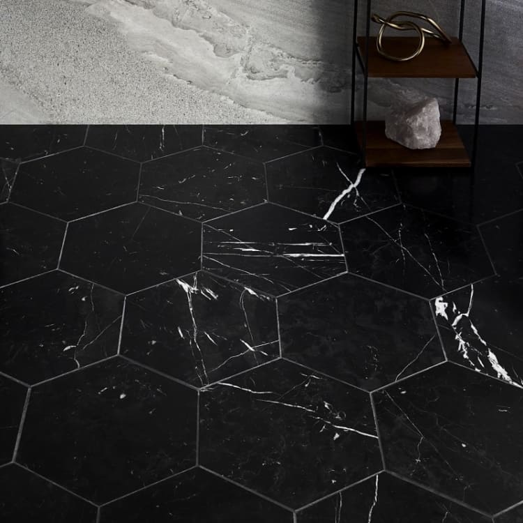 piso hexagonal de mármore preto