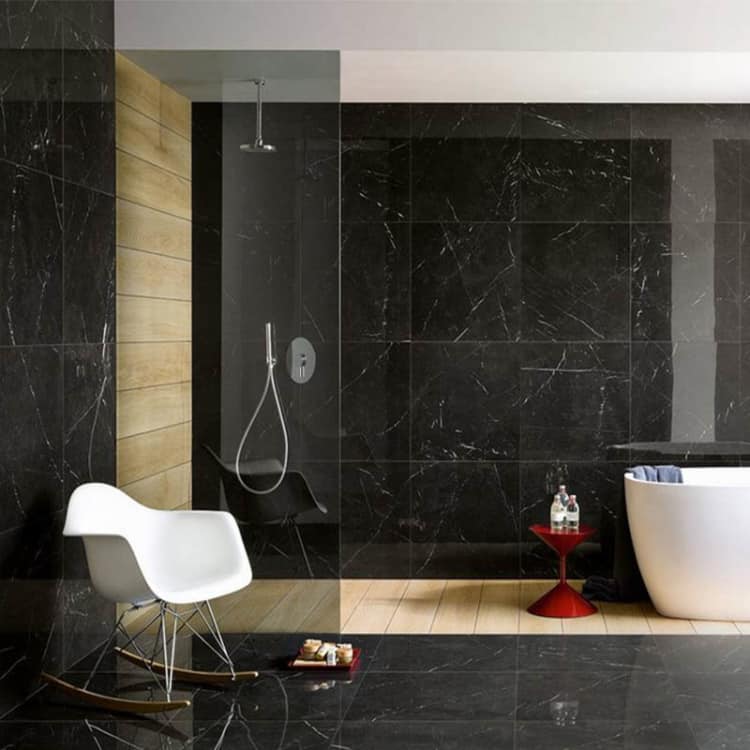 banheiro com piso de mármore nero marquina