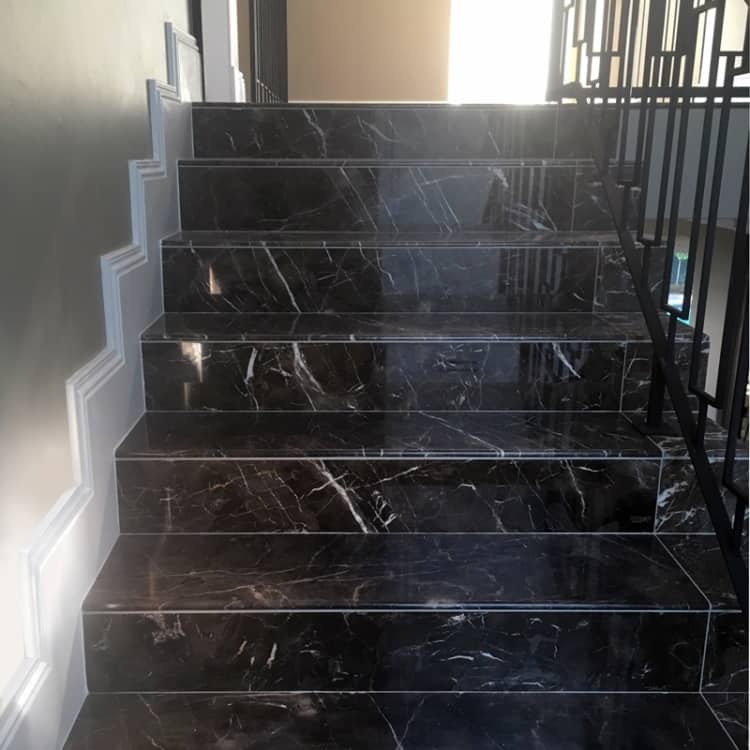 escada com degraus em mármore preto