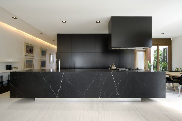 cozinha de luxo com ilha de mármore nero marquina