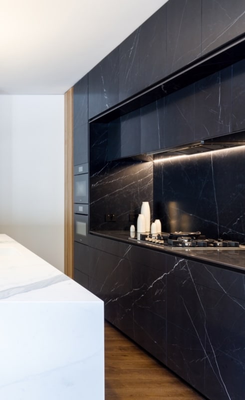 cozinha moderna com bancada e rodabanca de mármore preto