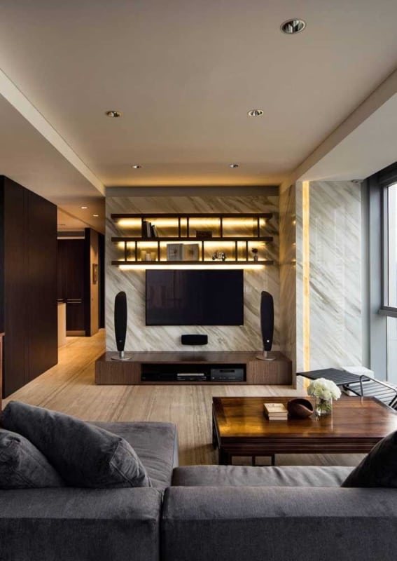 sala de estar moderna com TV na parede
