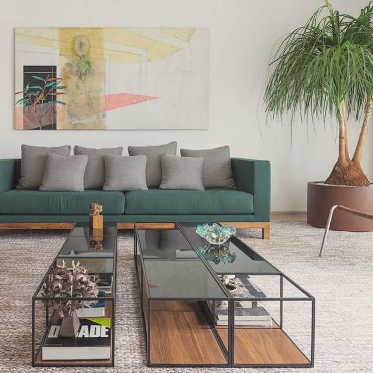 sala de estar com sofá verde moderno