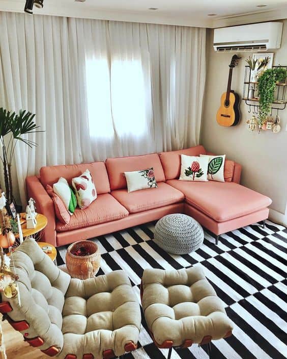 sala pequena com sofá rosa
