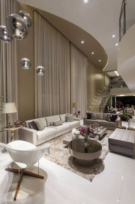 sala de estar com decoração moderna e cores neutras
