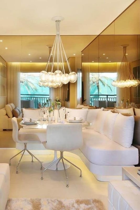 sala de jantar moderna com parede de espelho cobre