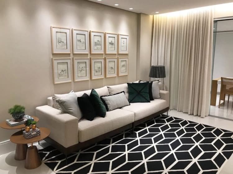 sala de estar moderna com parede de quadros