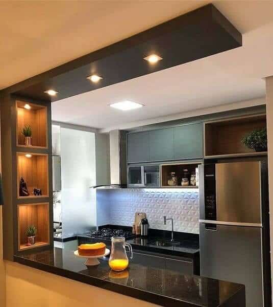 Iluminação de cozinha spots embutidos sobre bancada de mármore
