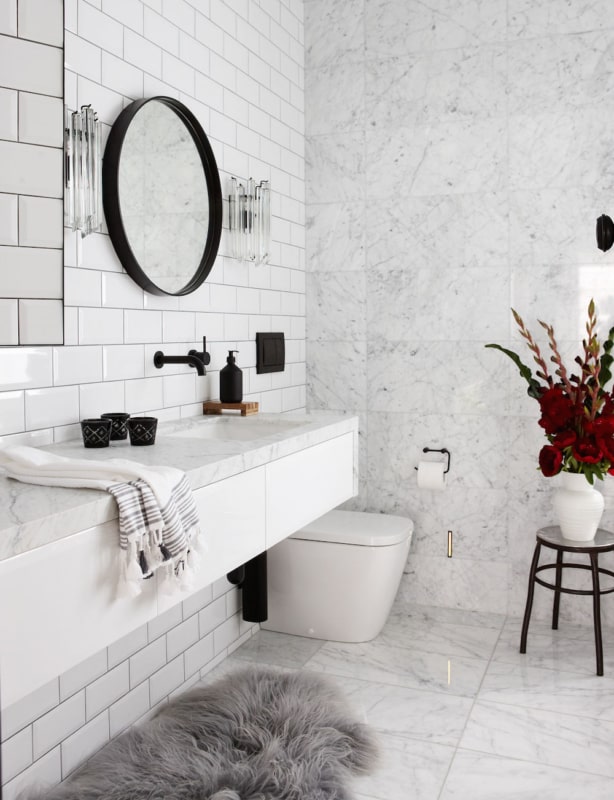 banheiro branco com metro white e revestimento marmorizado