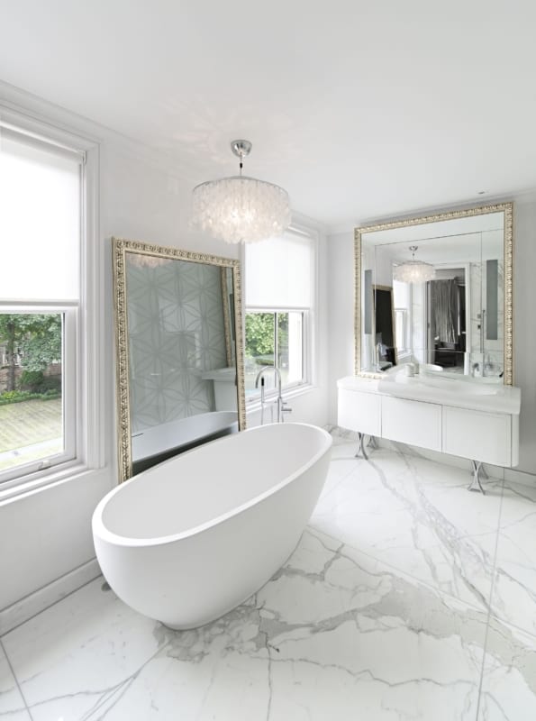 banheiro clean com piso marmorizado e espelhos grandes