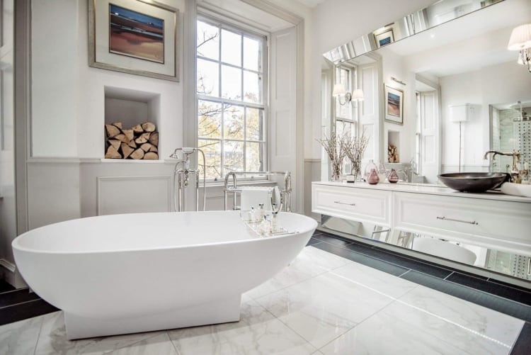 banheiro de luxo com piso marmorizado e lareira