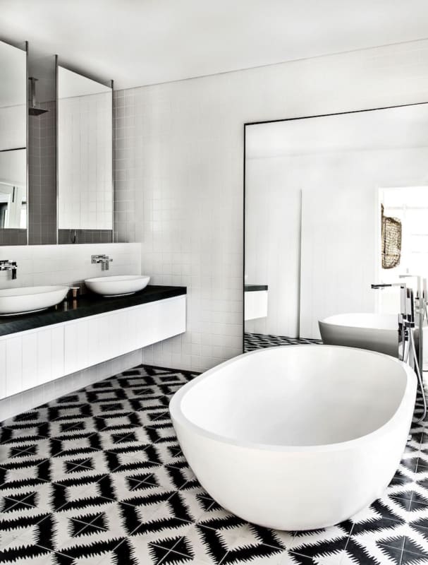 banheiro preto e branco com banheira