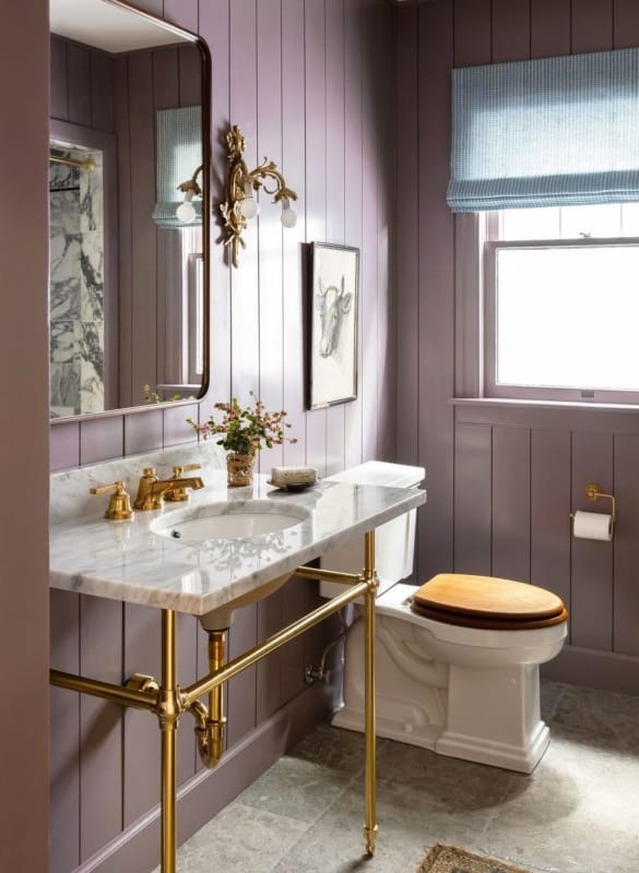 decoração alternativa para banheiro com detalhes em dourado
