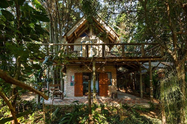 casa de alvenaria simples na floresta