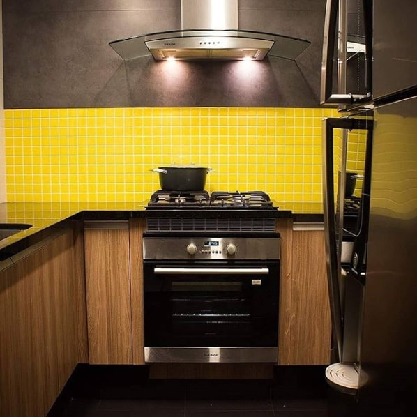 cozinha com rodabanca amarela e armarios de madeira