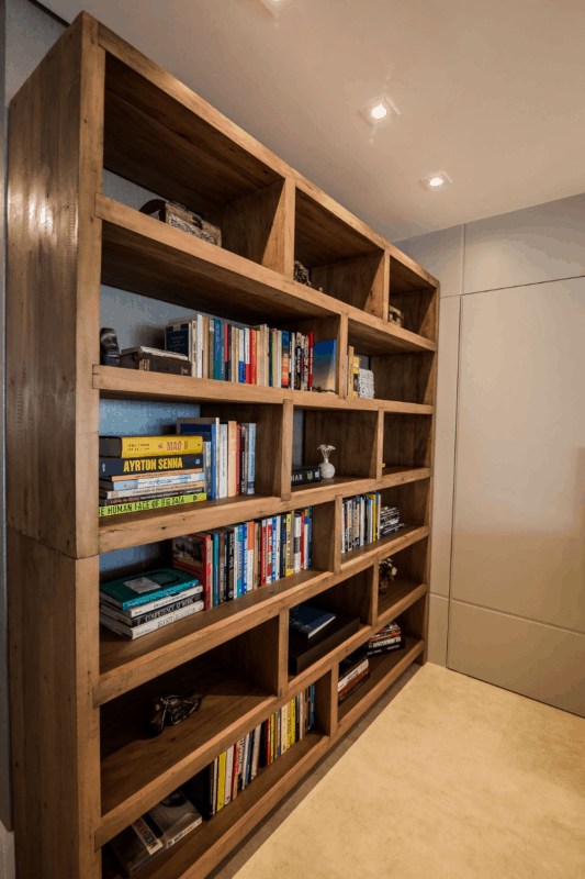 estante rústica de madeira com livros