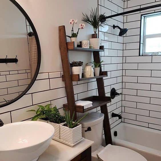 banheiro decorado com estante de madeira rústica