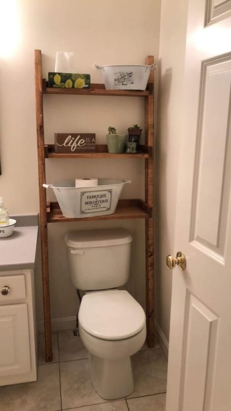 banheiro com estante rústica de madeira