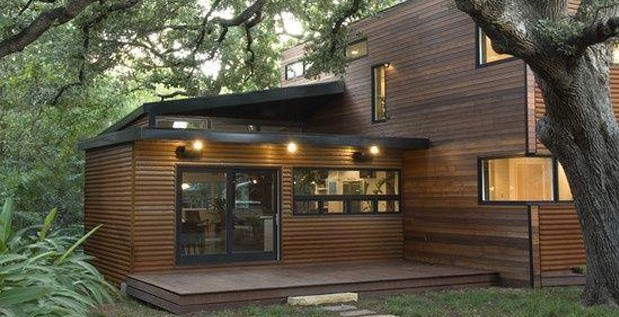 casa de madeira luxuosa na floresta