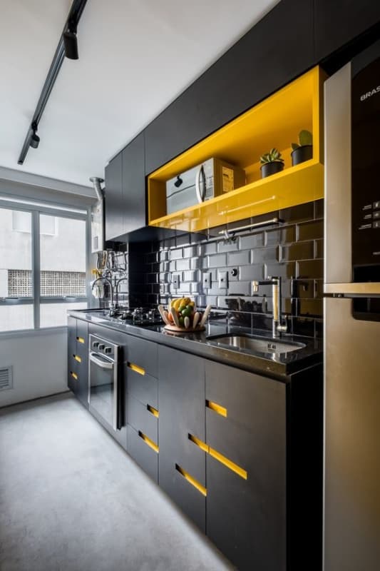 cozinha moderna em amarelo e preto