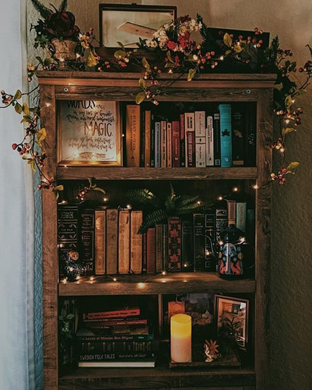 estante de madeira rústica com livros