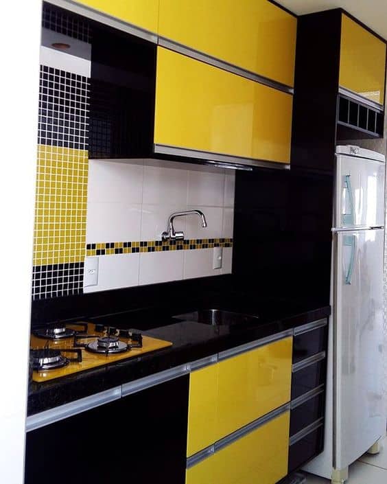 cozinha pequena em amarelo e preto
