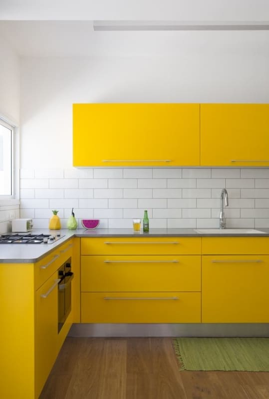 cozinha moderna em amarelo e branco