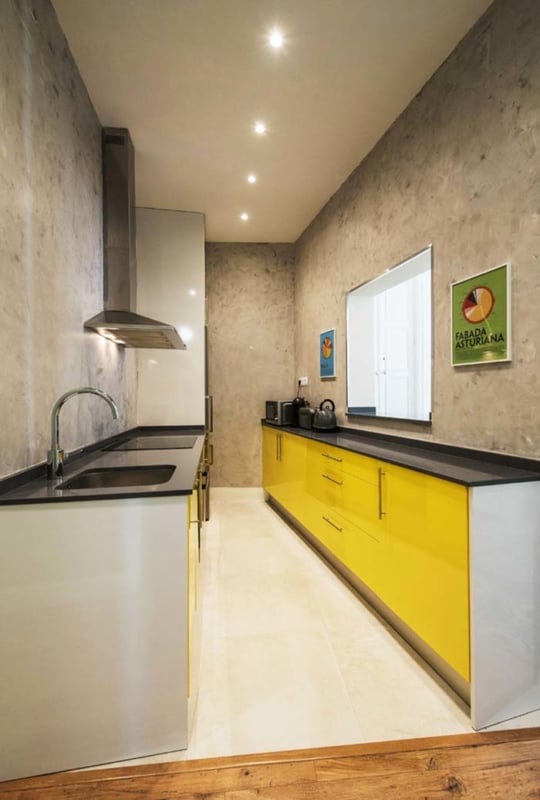 cozinha corredor em branco e amarelo