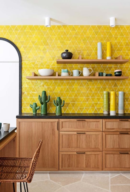 cozinha com revestimento amarelo nas paredes e armarios de madeira