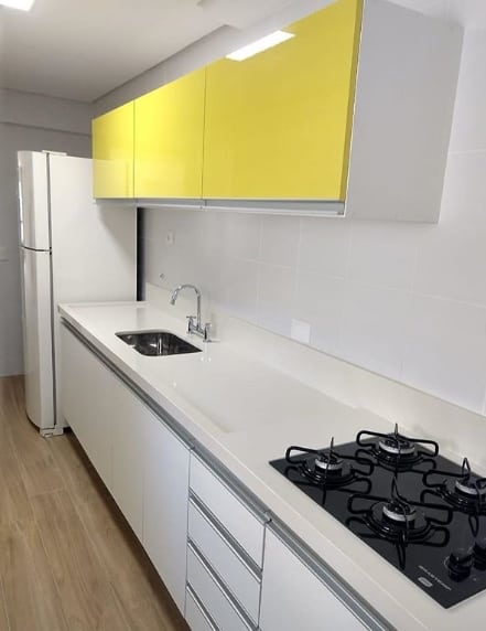 cozinha simples em amarelo e branco