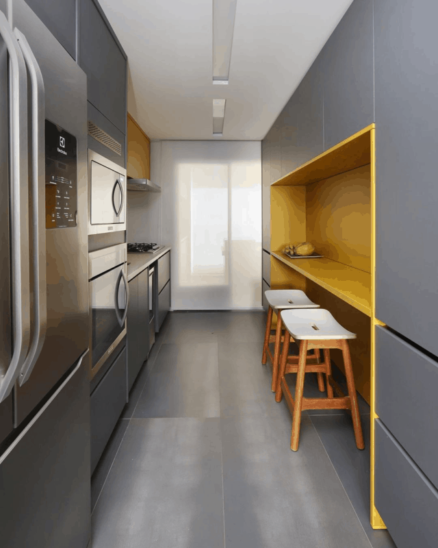 cozinha moderna estilo corredor em amarelo e cinza