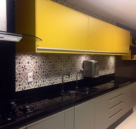 cozinha com armarios planejados em amarelo e cinza