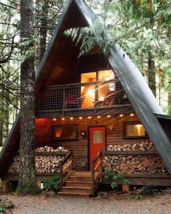 casa de madeira estilo chale na floresta