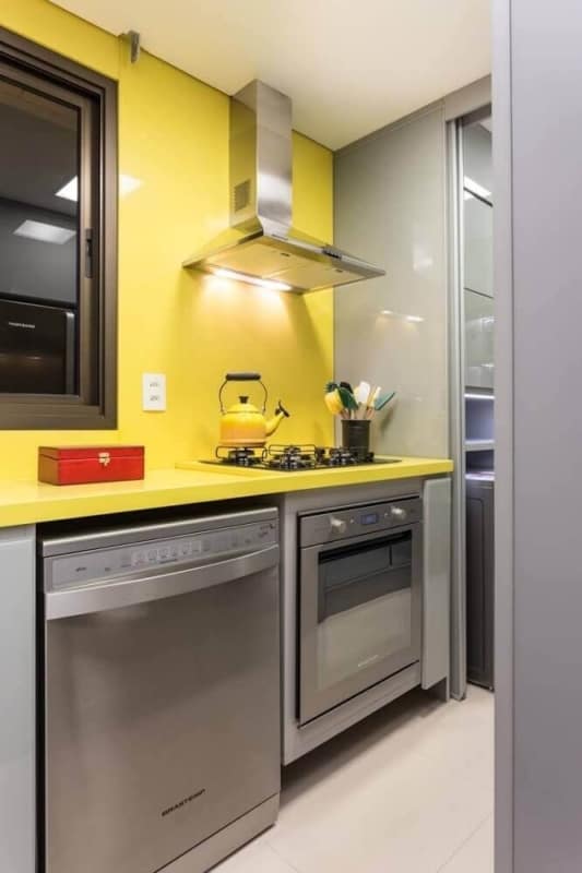 cozinha com bancada amarela e armarios cinza