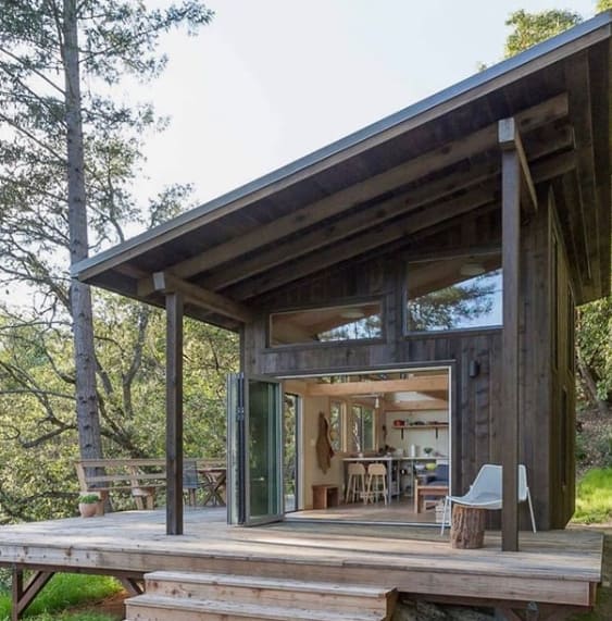 casa de madeira com porta de vidro na floresta