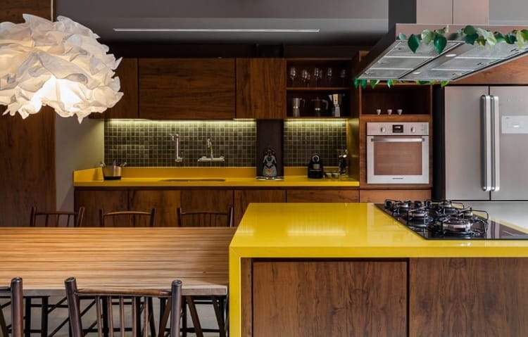 cozinha com bancadas amarelas e armarios de madeira marrom