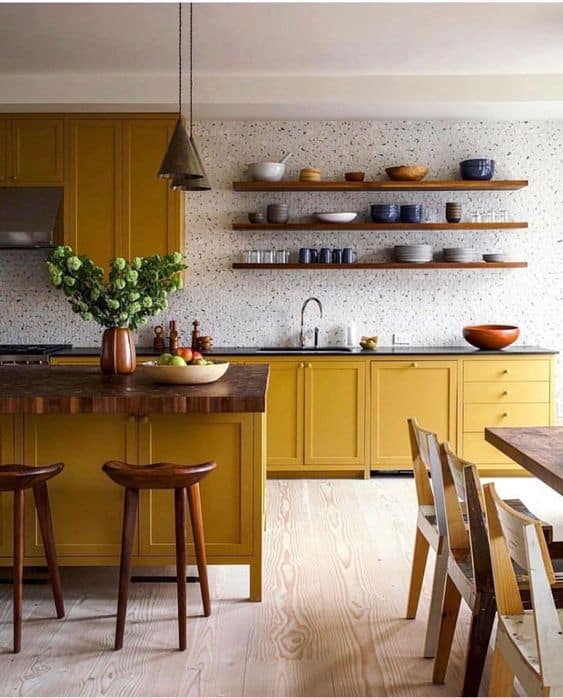 cozinha com armarios amarelos e decoracao em madeira