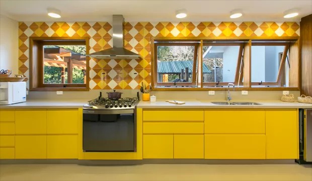 cozinha com azulejos em amarelo e marrom