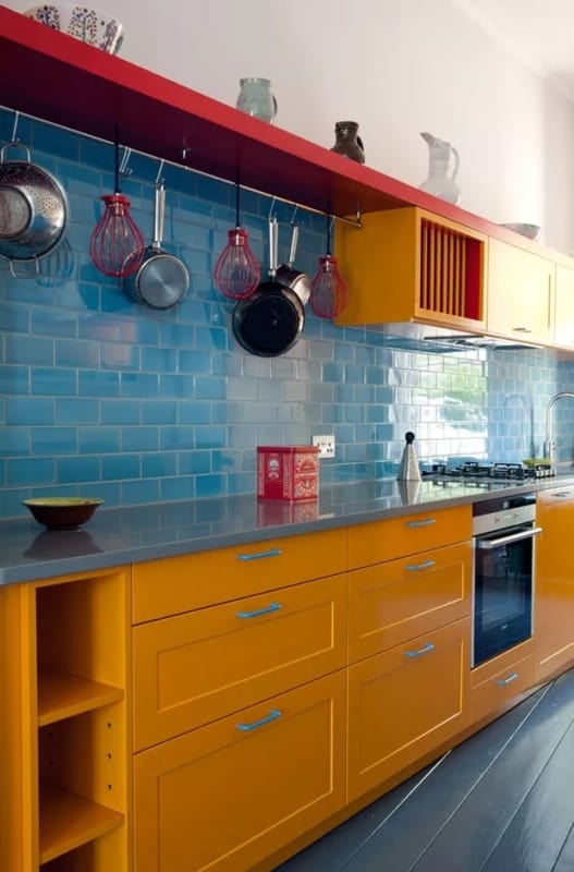 36 cozinha colorida com armarios amarelos e azulejo azul