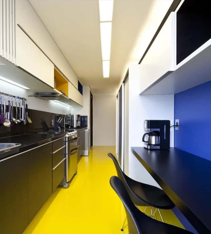 cozinha com piso amarelo e parede azul