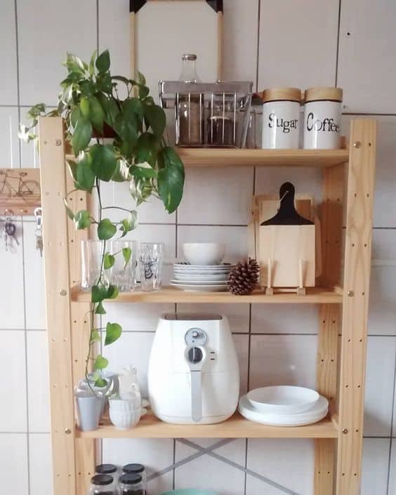 estante de pinus na cozinha