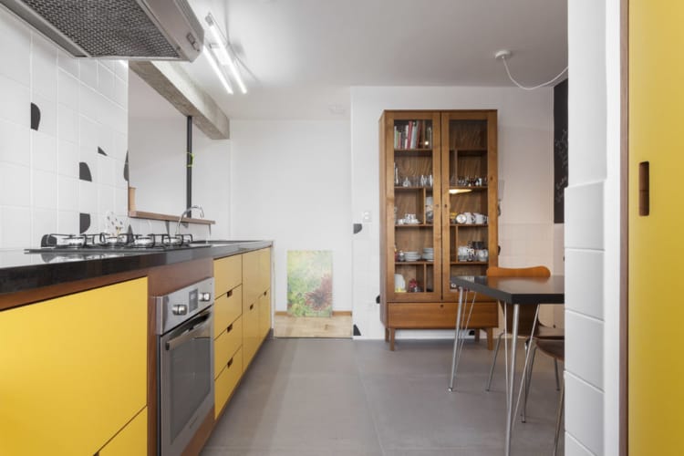 cozinha com armarios amarelos e detalhes em madeira