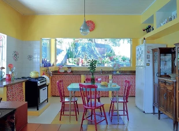 cozinha rustica com paredes amarelas e cortinas vermelhas