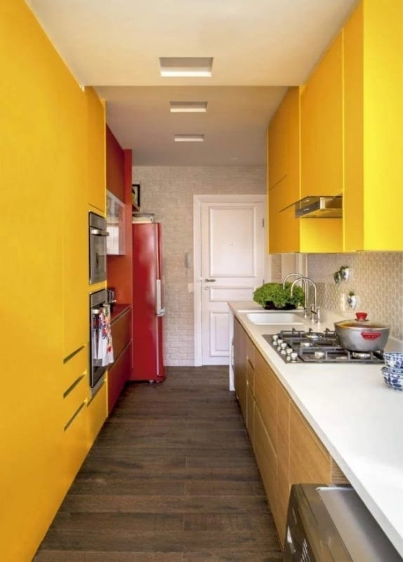 cozinha amarela com geladeira vermelha