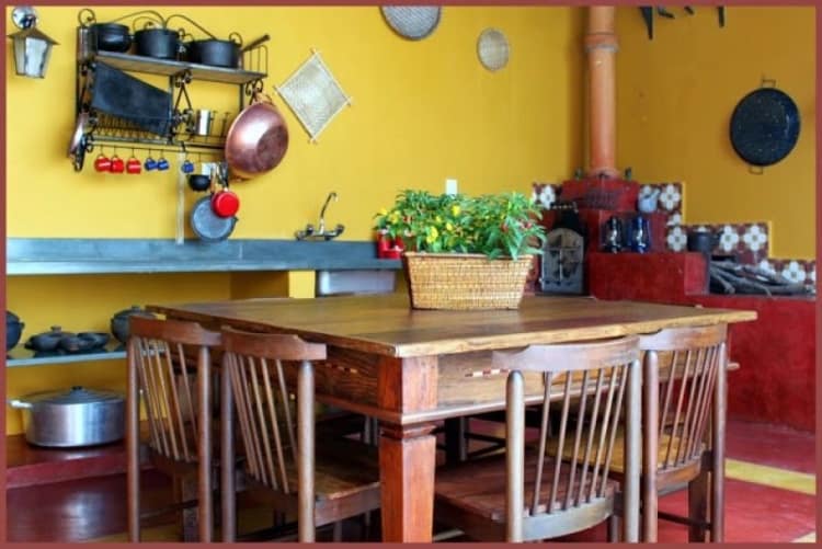 cozinha rustica com parede amarela e piso vermelho