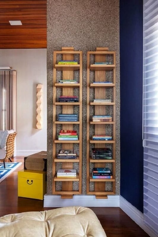estante suspensa de madeira com livros