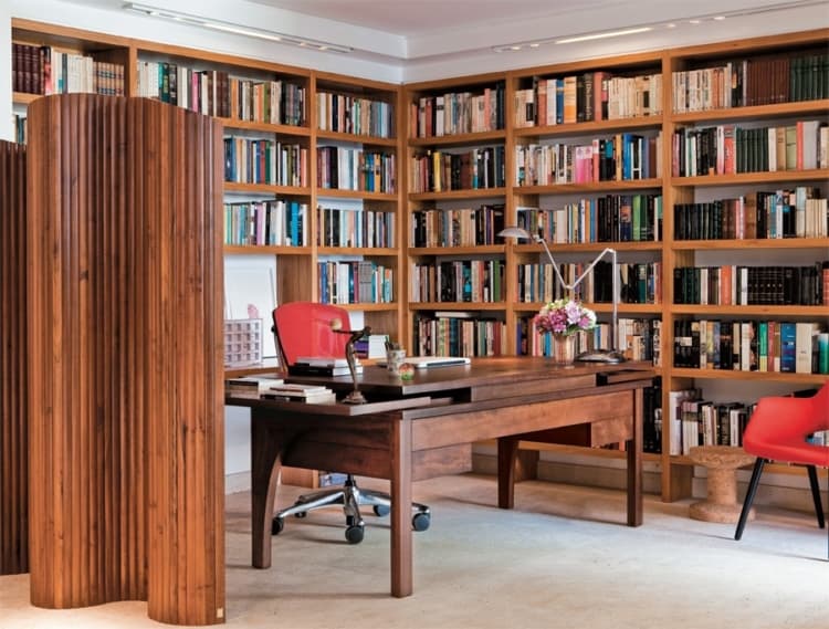 estante em madeira maciça com livros