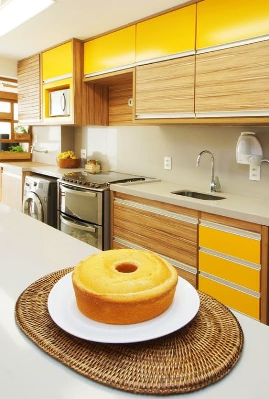 cozinha planejada com armarios amarelos e em madeira clara