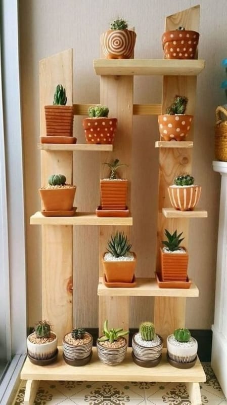 estante de madeira com vasinhos de plantas